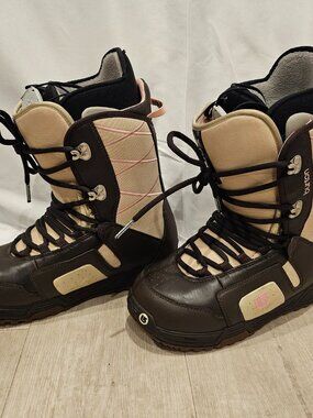 Burton Moto Women's Snowboard Boots 7.5 Lightweight Soft Flex All Mountain